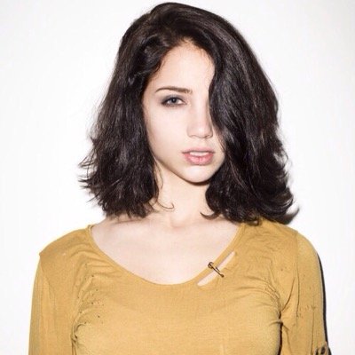 Hi. I'm Victoria. But you can call me Vic. I'm just a teenage dirtbag, baby. Fiancé to @JordyCBanks  [RP|OC|SV]