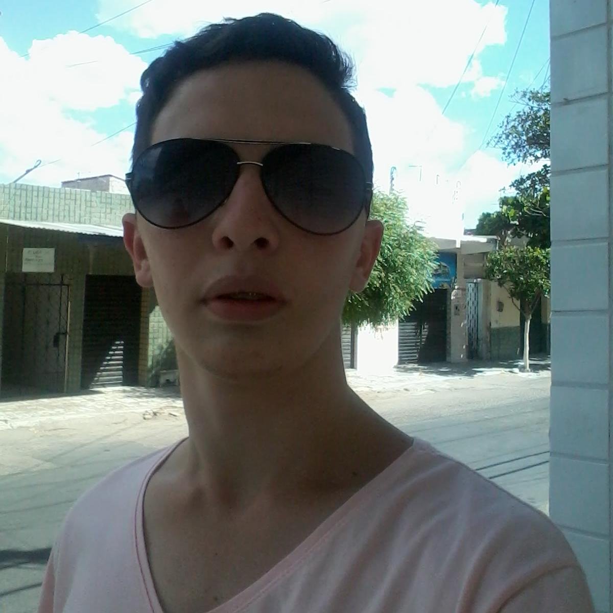 Estudante de Ciências Contábeis, 19 anos, aquariano, :D