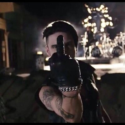 Obsessed with BVB. Scene. Asian. Saw BMTH,ADTR,BVB,FFDP live. Met entire BVB. If you want a follow, tweet me.