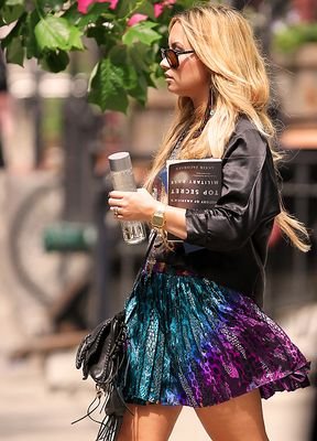 hi i like demi and 5h and im so inactive now bc college and growing up *sigh* ily all