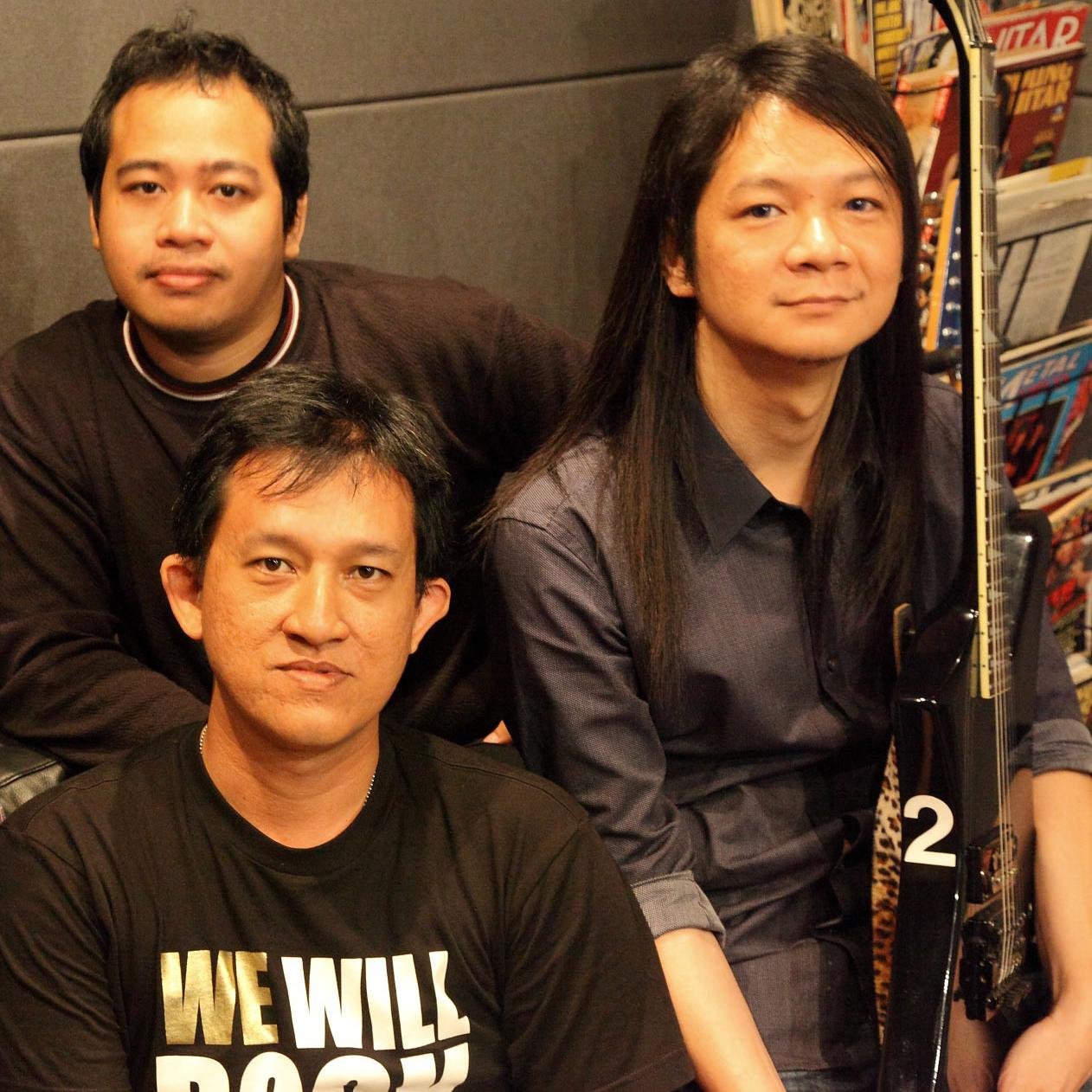 Loe musisi? Follow kami @MusisiCom :) Followers komunitas kami saling sharing ilmu, jadi mention sj pertanyaan & tips kamu, akan kami re-tweet jika menarik.