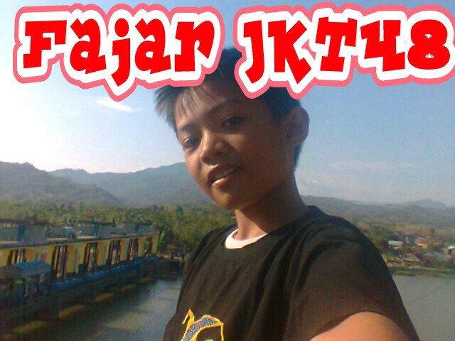 Fans banget ama JKT48,suka main bola,tanggal lahir gue 2-oktober-2001,dan cita gua jd Dokter gigi semut,peneliti luar angkasa,and penceramah islam...