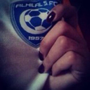 انا فتاة هلاليه آعشق جنوني بـالهلال كوني رياضيهہ هلاليه لآ افقد انوثتي كما يعتقدون بل اصبح بِشعارالهلال اكثر جمالاً