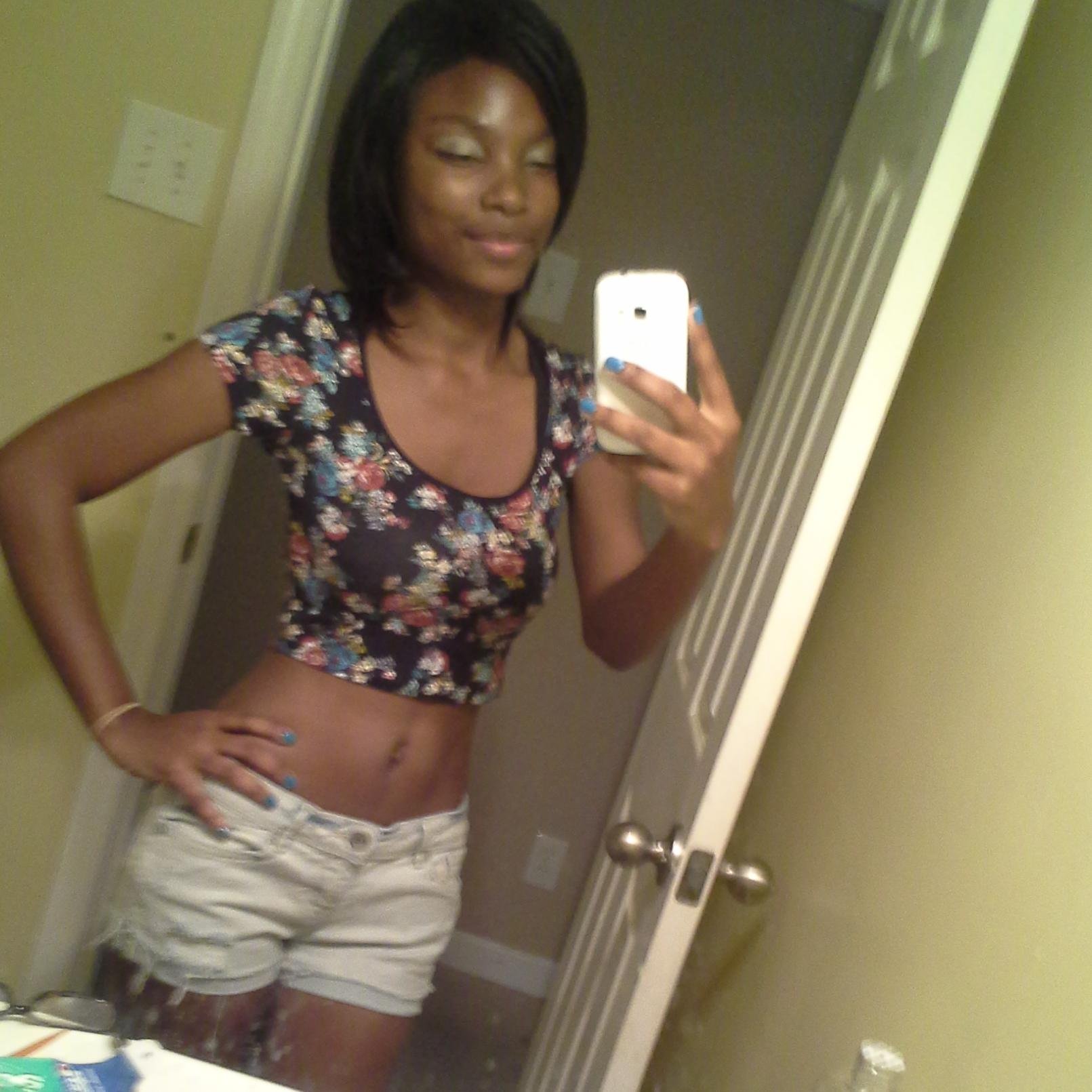 Doing me living my life and not thinking bout nobody its all bout how i wanna live for me and not everybody else