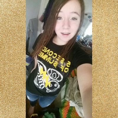 hi im Melissa. i'm 18. i love 1D, 5SOS, and Ed Sheeran. i'll love anyone who helps me get a follow from them. im enlisted in the USAF and im proud. ✈️☺️