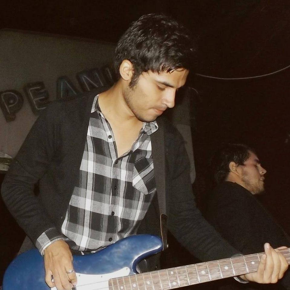 Estudiante universitario y de música.