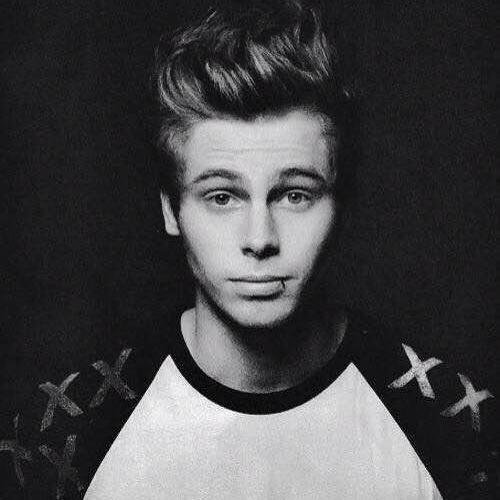 Follow @Illione5SOS and @5Sos_LOve_yo RT https://t.co/LwT58SBgkG