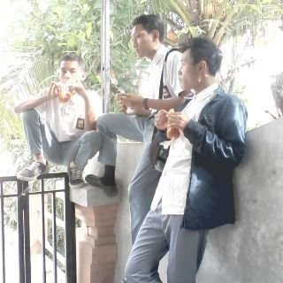 Perbedaan bukan alasan untuk saling menjatuhkan . Namun sejatinya . Perbedaan di ciptakan agar kita saling melengkapi