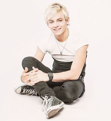 I love R5 ♥ My fav singer, actor, instrumentalist and dancer is ROSS LYNCH ♡♥♡ I'm fall in love with him and his voice♥