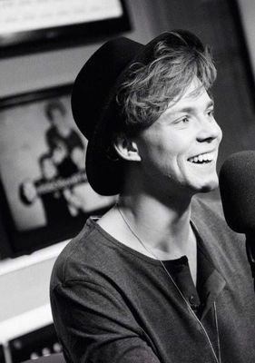 elsixashton's profile picture. break the rules || 0/4