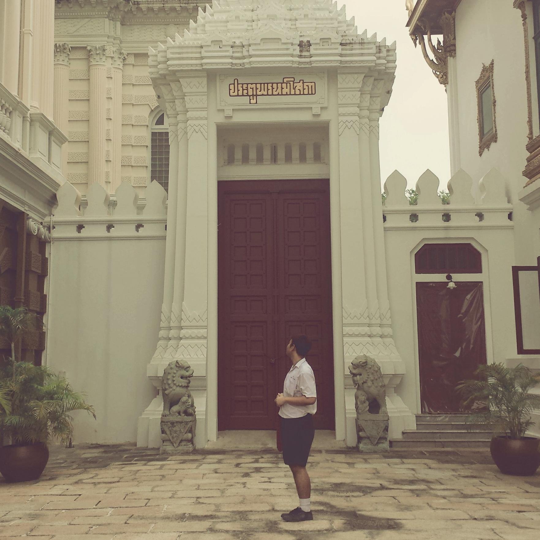 บรรดาศักด์ชั้นคุณท้าว ตำแหน่ง คุณท้าววรจันทร์ ประทับอยู่พระราชวังฝ่ายใน เป็นชาวรั้วชาววัง วิจารณ์ไปเรื่อยตามชาววังเมาส์มอยที่ประตูช่องกุด