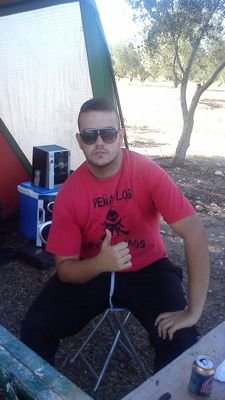Soy un tio que siempre doy el corazon,humilde sencillo y luchador la vida un dia me hizo aprende la realidad y aqui estoi orgulloso de como soy