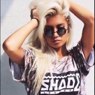 أحب عيونك لما تترك كُل اللي حولك وتلتفت ليّ. . . .
