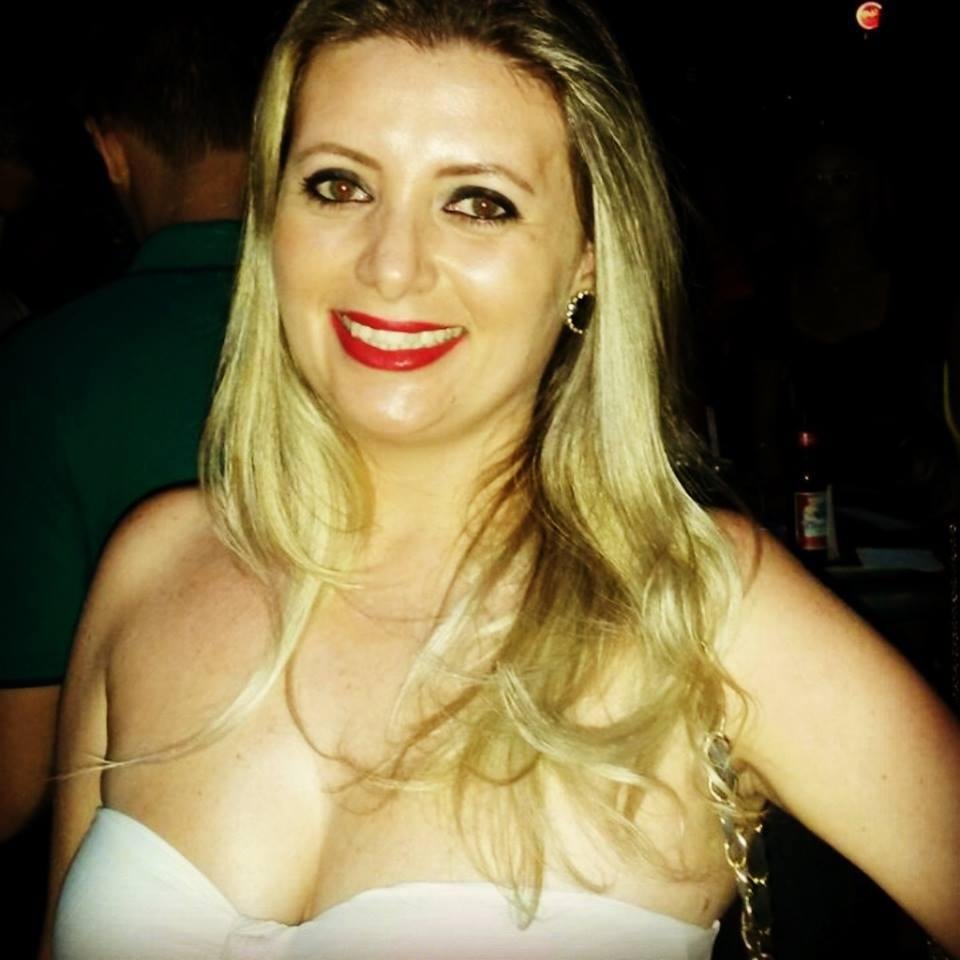 A vida é mais simples do que nós pensamos; basta aceitar o impossível, dispensar o indispensável e suportar o intolerável.
