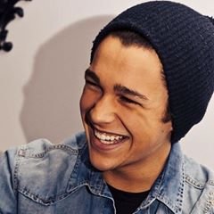 follow me @Austinmahone !!  i love you