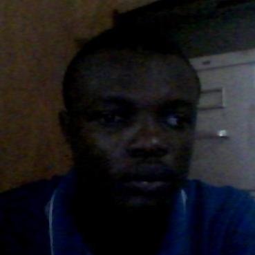 je suis un homme de couleure noir taille normale yeux noire