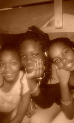 salut tout le monde moi et ma soeurs jessica .on postera des vidéo sur lesquelles on  chantera  merci les soeurs jess / jessica♥♡