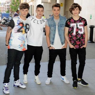 There are 2 pleople running this account @Elliewi98 and @aimeewilson99 so if you could please follow them accounts!