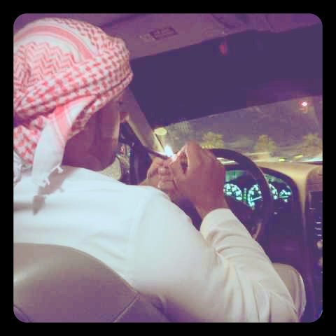 زْيّزْ وّشَامِخٍ رّاسِيّ ونَفْسِ تَرْفِضْ الذِلّه •• تِمْوّت وّتِنْدِفّنْ لَوّ هِيّ تْوَطِيّ راسِيّ أَشْوّيّ