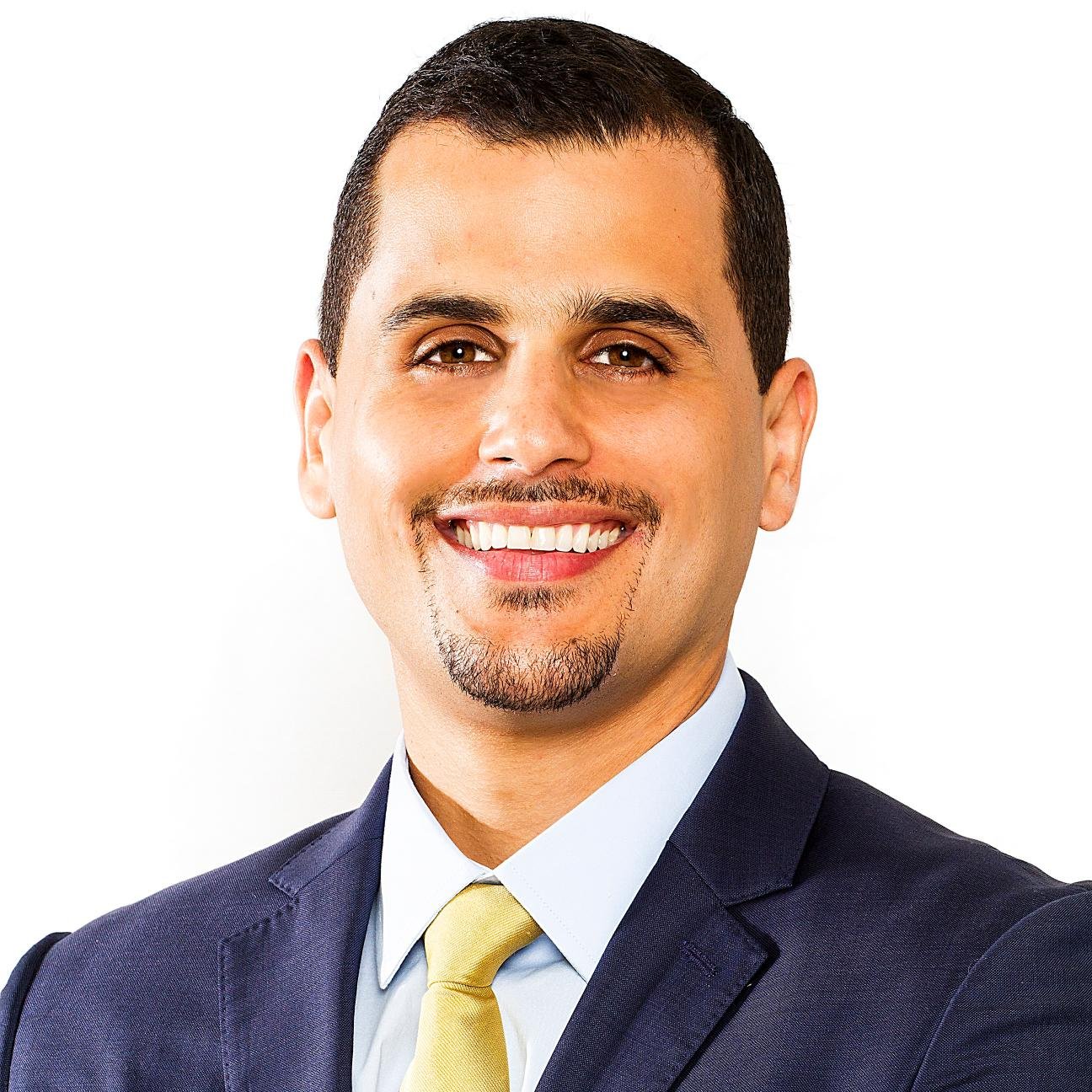 Dentista en Prostodoncia, especialista en implantes, coronas y veneers. Mi compromiso es cuidarte para que alcances salud oral completa.  787-265-5701
