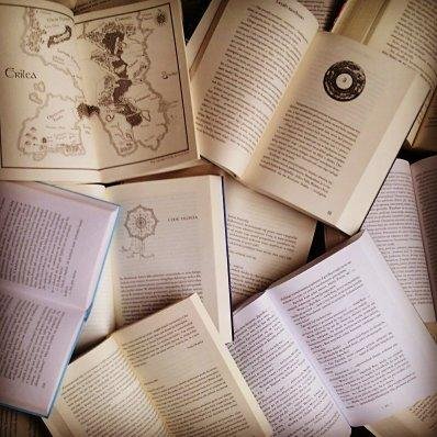 Books. Books everywhere. Nie dajcie sobie, drodzy Państwo, srać w duszę