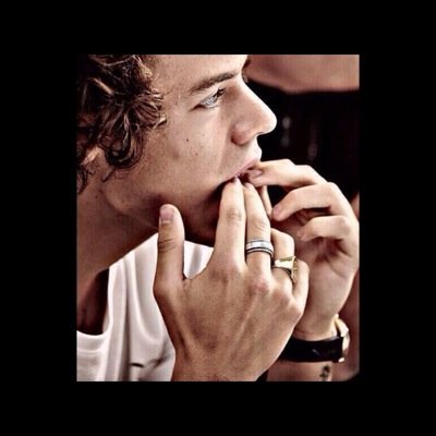 please follow @1DGalaxyAF and rt https://t.co/gwDeHzr1hg thank you!