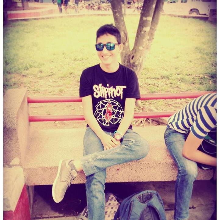 Soy un chico detallista, me encanta la música, soy Cantante,  y me gusta Green Day, AC/DC, Nirvana, Red Hot Chili Pepers , soy baterista,vocalista.