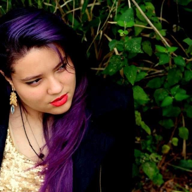 ♫Viciada em comprar, e ler livros, gosto de poesia, tanto ler quanto escrever...sempre sarcástica e irônica, um pouco de música e moda