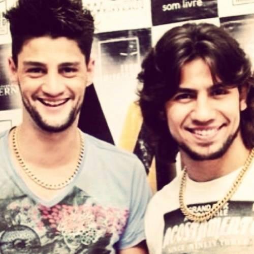 [satána's voice] A vida dessa Giovanna tá muito parada, vou colocar um Munhoz e Mariano só pra ver ela sofrer e eu me deliciar vendo.   ♥ 2013  ♥ 2014  ♥