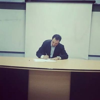 Lic. en Ciencias Sociales! Músico aficionado, futbolista por diversión y un largo camino por aprender!