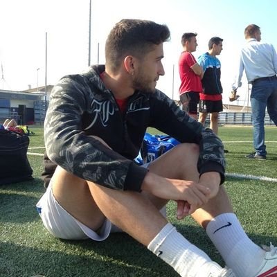 Ex  Jugador del Isla Cristina, Ayamonte, Mazagón y de la cantera del Recreativo de Huelva, actualmente jugador del Olont.