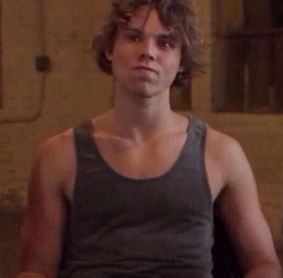 heres a free follow! feel free to follow @ashtonsthug please
