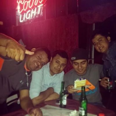 Sonríe aunque sólo sea una sonrisa triste, porque más triste que la sonrisa triste, es la tristeza de no saber sonreír.