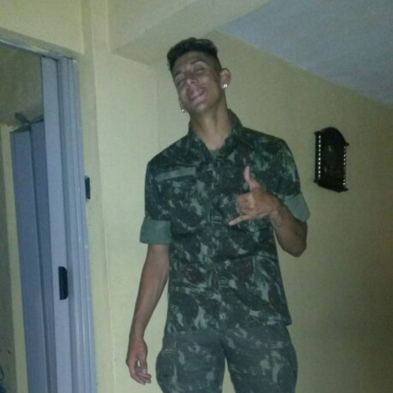 A vida e uma escola , antes eu brincava de champinha , hoje eu do tiro de pistola !!!!