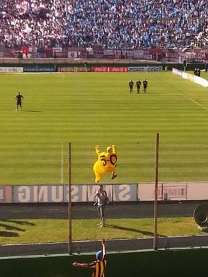 Sos mi locura y mi pasión Tuya es mi vida Peñarol♪♫♪
     ORO & CARBON ✯1891✯