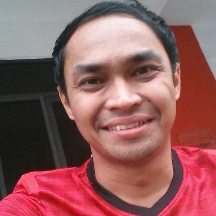 Suka bola, ngetwit buat ngisi waktu aj.
