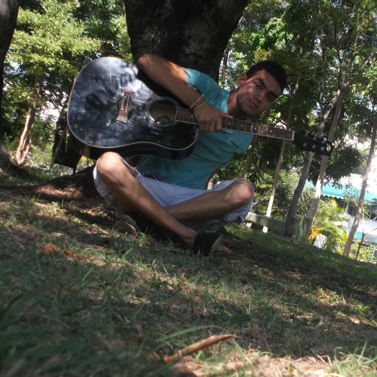 Guitarista de @Contraviia | Soñador en exceso | Soy luz divina que vibra sobre todo lo que existe. | BFF: @ameliaJimenezz @ReynaCuevasH @yomar_her #LosAmoLocos