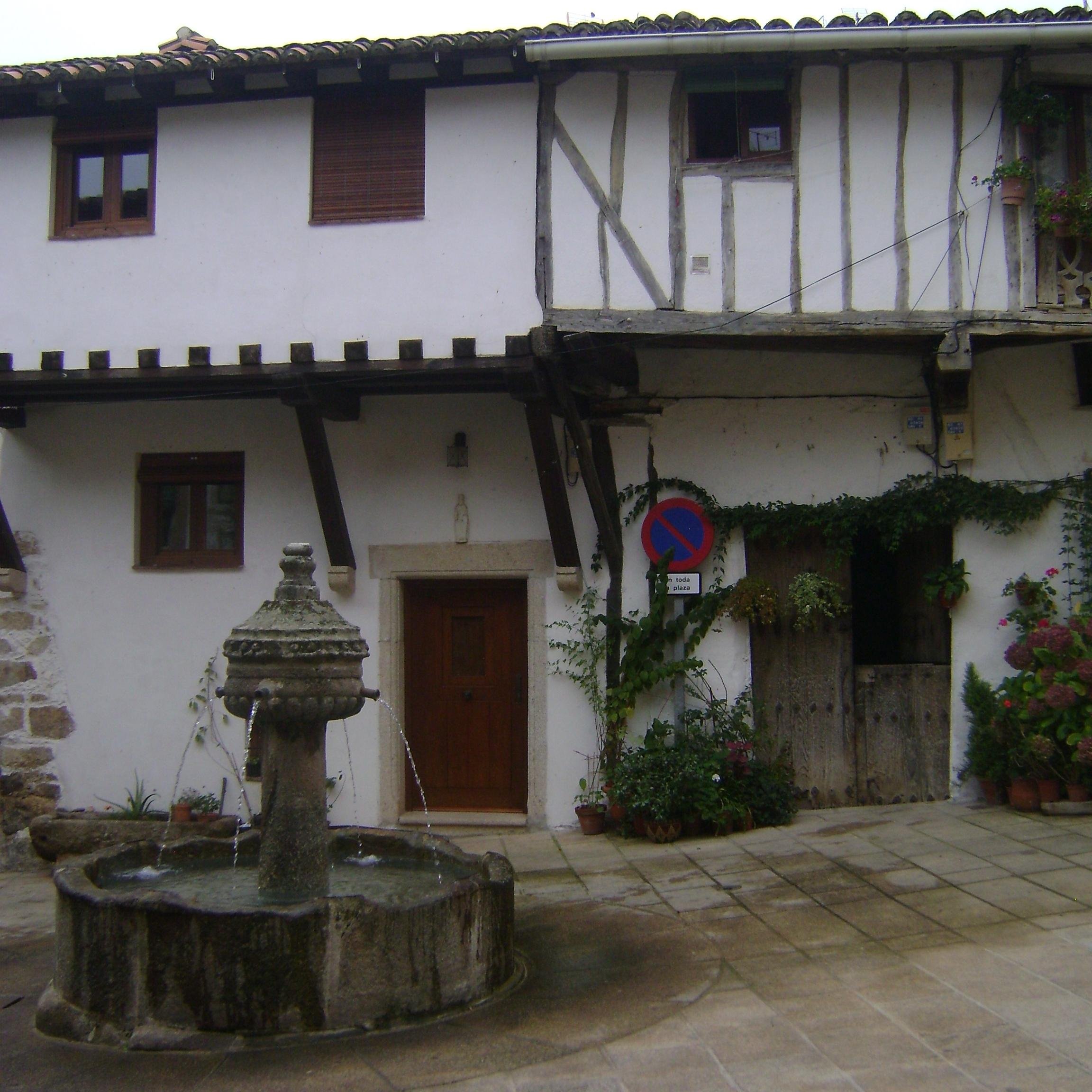 Recorremos la comarca cacereña de la Vera, buscando sus paisajes, sus pueblos, sus monumentos, su arquitectura popular, sus fiestas y sus tradiciones.