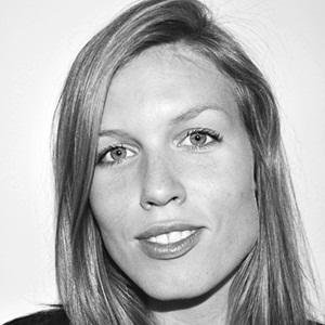 erikssonbella's profile picture. Hallå ja, Bella här! Marknadsförare som nyligen blivit löparfrälst. Dagdrömmer, fyndar på loppisar & reser så ofta jag kan.