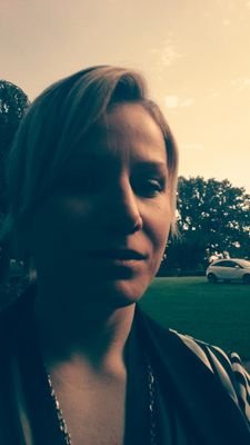 Journalistin und Buchstaben-Akrobatin mit V12 im Herzen auf der einen Seite und einem Faible für Umwelt- und Energiethemen