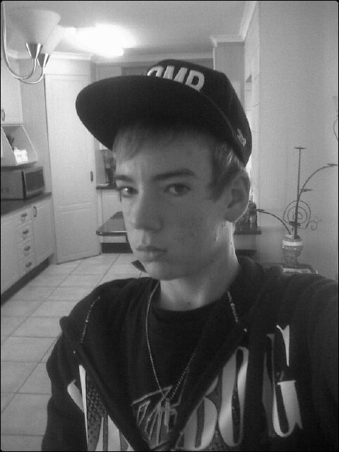 I'm just a guy that loves skating,music & to chill #Musicfreak #lovethepeople  pin:2999025C