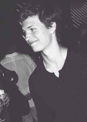 GusWaters_BF's profile picture. 17|AMANTE de las metáforas|Algunos infinitos son mas grandes que otros infinitos.