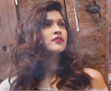 ► Real Me First,Actress later ! Lucky thin foodie BOrN A'PETITE'; ) A #PriyankaChopra(my cousin) da fan,living in da 13's. Just Google Me!
