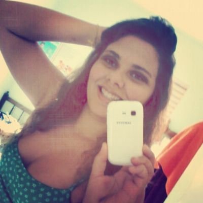 A garota da Echarpe Verde 
Sonhadora vivendo a vida sem saber onde parar. 
Sagitariana de gênio forte.
