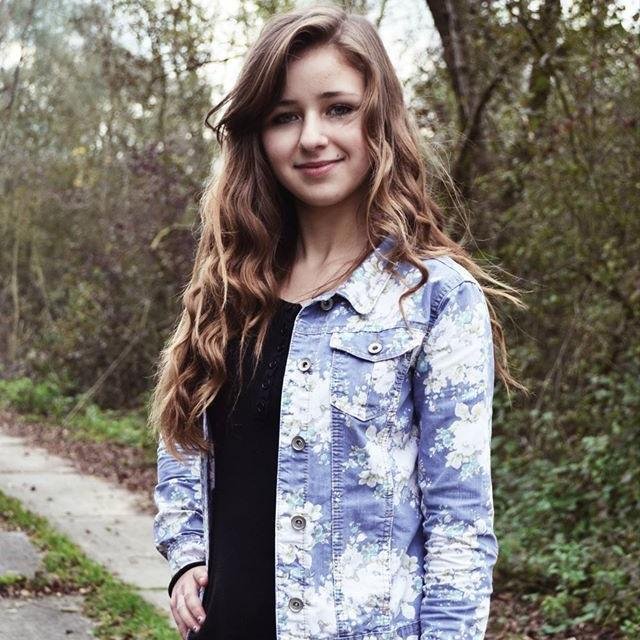 Milujem Upírske Denníky. Hlavne Iana Somerhaldera ( Damona ) :3 I'm from Slovakia. ... STELENA, Delena, EMIR a Feriha :))