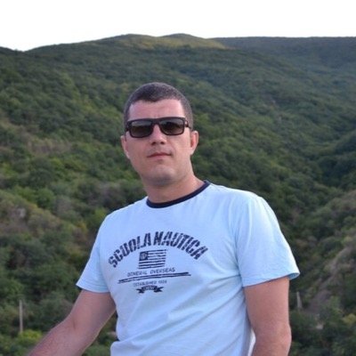 Высокий зеленоглазый брюнет
