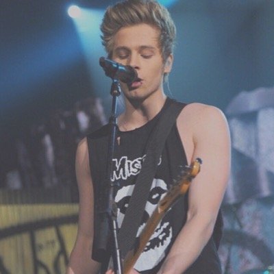 follow @5sexsofsummr then fav my tweet  on this account or i unfollow