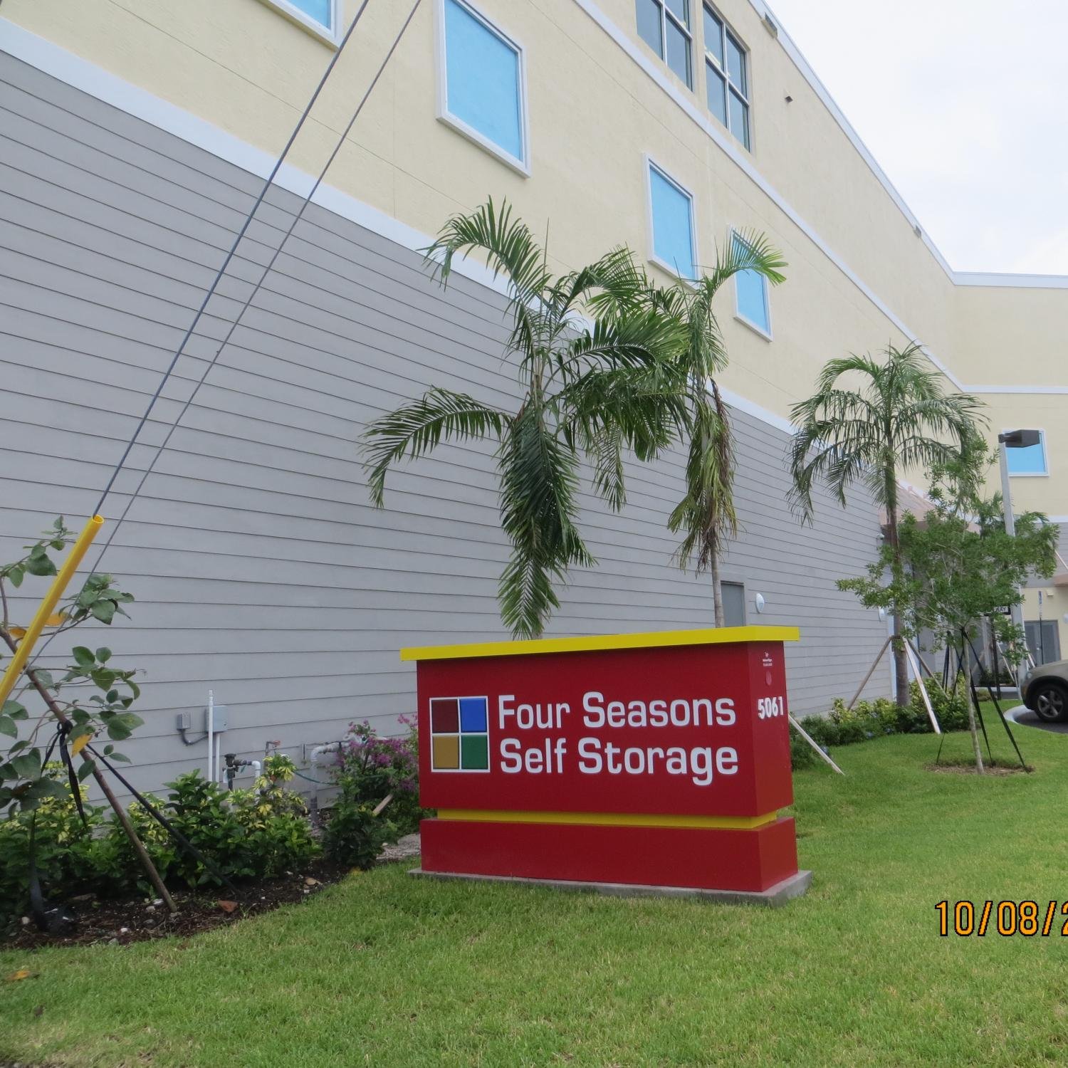 Four Seasons Self Storage provides Superior Self Storage in Fort Lauderdale, Florida.  State-of-the-art, dirive-in self storage at great rates.