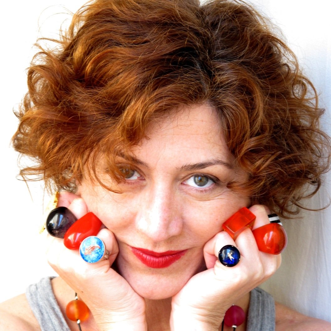 Poetic resin jewelry for modern urban living | 
Joyería poética en resina para la vida urbana moderna