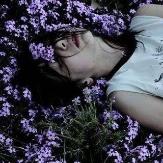 《Tengo la impresión de estar perdiendo el interés por todo, talvez se debe a que estoy creciendo o que la vida se esta volviendo mas asquerosa》